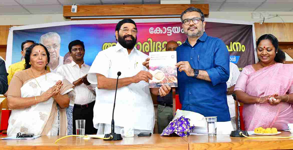 ജില്ലാ ആസൂത്രണസമിതി മന്ദിരത്തിലെ കോൺഫറൻസ് ഹാളിൽ നടന്ന ചടങ്ങിൽ സംസ്ഥാനത്തെ അതിദരിദ്രരില്ലാത്ത ആദ്യ ജില്ലയായി കോട്ടയത്തെ തദ്ദേശ സ്വയംഭരണ- എക്സൈസ് വകുപ്പുമന്ത്രി എം.ബി. രാജേഷ് പ്രഖ്യാപിക്കുന്നു. മന്ത്രി വി.എൻ. വാസവൻ, സർക്കാർ ചീഫ് വിപ്പ് ഡോ. എൻ. ജയരാജ്,  എം.എൽ.എമാരായ അഡ്വ. സെബാസ്റ്റ്യൻ കുളത്തുങ്കൽ,  സി.കെ. ആശ,  ജില്ലാ പഞ്ചായത്ത് പ്രസിഡന്റ് ഹേമലത പ്രേം സാഗർ, ജില്ലാ കളക്ടർ ജോൺ വി. സാമുവൽ എന്നിവർ സമീപം.
