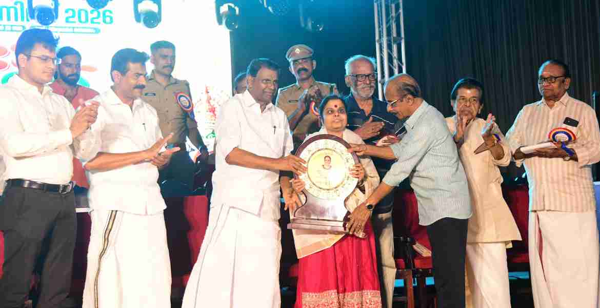 കോട്ടയം തിരുനക്കര മൈതാനത്ത്  ജില്ലാതല ഓണാഘോഷത്തോടനുബന്ധിച്ചു നടന്ന പ്രതിഭാ സംഗമം പരിപാടിയില്‍ ഗായിക വൈക്കം വിജയലക്ഷ്മിയെ നിയമസഭാ സ്പീക്കര്‍ തിരുവഞ്ചൂര്‍ രാധാകൃഷ്ണന്‍ ആദരിക്കുന്നു.  