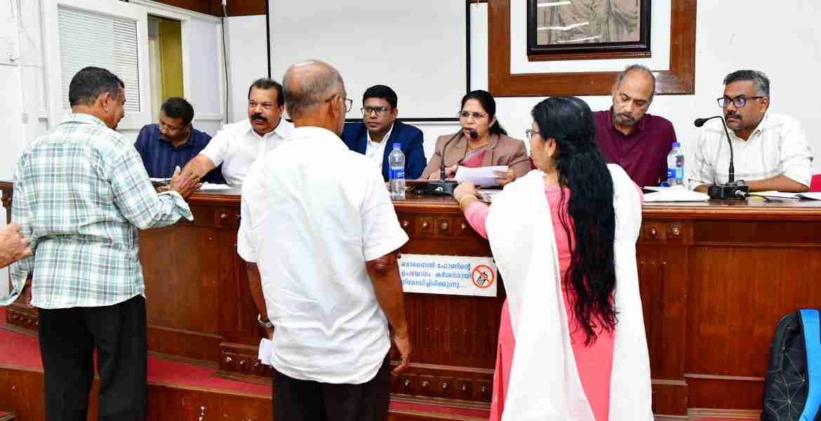 കോട്ടയം കളക്ടറേറ്റിൽ നടന്ന പ്രവാസി കമ്മീഷൻ അദാലത്തിൽ ചെയർ പേഴ്‌സൺ ജസ്റ്റീസ് സോഫി തോമസ് പരാതിക്കാരോട് സംസാരിക്കുന്നു.