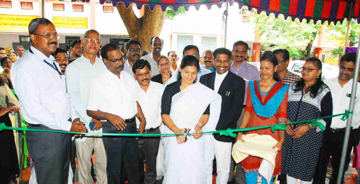 ജില്ലാ കോടതി കോംപ്ലക്സില്‍ വ്യവഹാരികളായ പൊതുജനങ്ങള്‍ക്ക് നിര്‍മിച്ച ശുചിമുറി ജില്ലാ ജഡ്ജി കെ.പി. ഇന്ദിര ഉദ്ഘാടനം ചെയ്യുന്നു.