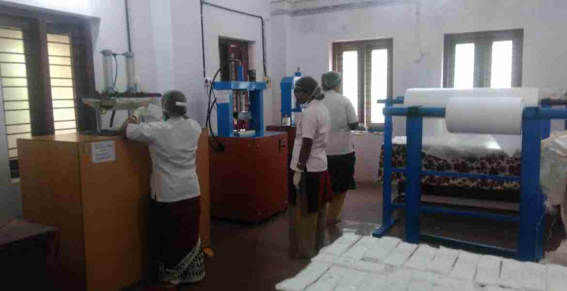 സാനിറ്ററി നാപ്കിന്‍ നിര്‍മിക്കുന്ന യൂണിറ്റിലെ അംഗങ്ങള്‍.