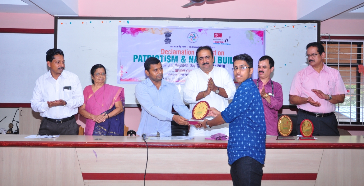 ഫോട്ടോ(2) നെഹ്റു യുവകേന്ദ്ര സംഘടിപ്പിച്ച ദേശീയ പ്രസംഗ മത്സരത്തില്‍ ഒന്നാം സ്ഥാനം ലഭിച്ച കെ.വിഗ്നേഷിന് അസിസ്റ്റന്‍റ്  കളക്ടര്‍ ശ്രീധര്‍ ചാമകുറി പ്രശസ്തി പത്രവും  മെമ്മൊന്‍റൊയും വിതരണം ചെയ്യുന്നു.   