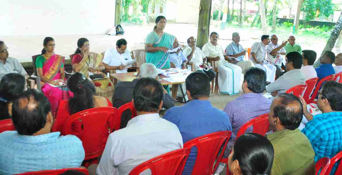 രക്തസാക്ഷ്യം സ്മൃതിമണ്ഡപം ശിലാസ്ഥാപനത്തിന് മുന്നോടിയായി നടന്ന സംഘാടക സമിതി യോഗത്തില്‍ ജില്ലാ പഞ്ചായത്ത് പ്രസിഡന്റ്  കെ. ശാന്തകുമാരി സംസാരിക്കുന്നു.
