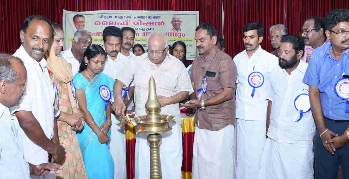 ചിറ്റൂര്‍ ബ്ലോക്ക് പഞ്ചായത്തില്‍ ലൈഫ് കുടുംബ സംഗമവും അദാലത്തും മന്ത്രി കെ. കൃഷ്ണന്‍കുട്ടി ഉദ്ഘാടനം ചെയ്യുന്നു.