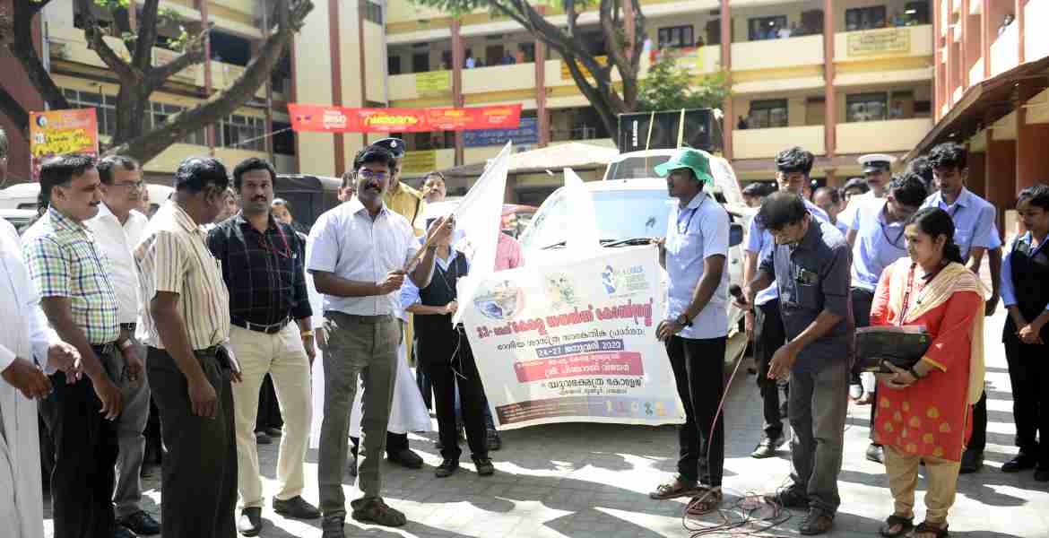 കേരള ശാസ്ത്ര കോണ്‍ഗ്രസിന് മുന്നോടിയായി സംഘടിപ്പിച്ച വിളംബരജാഥ സിവില്‍ സ്റ്റേഷനില്‍ ജില്ലാ കലക്ടര്‍ ഡി. ബാലമുരളി ഫ്‌ളാഗ് ഓഫ് ചെയ്യുന്നു.