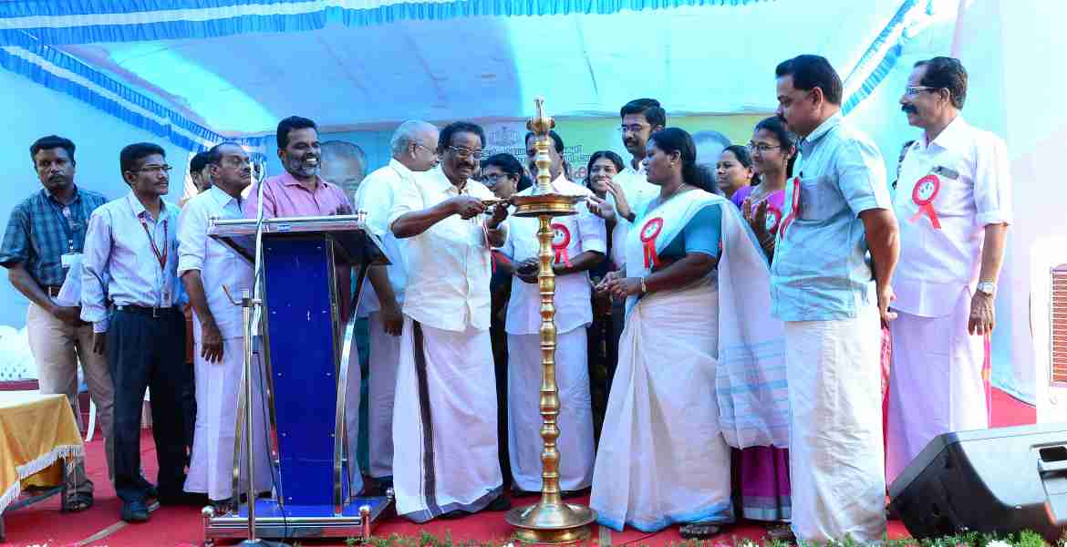 ലൈഫ് മിഷന്‍ ജില്ലാതല കുടുംബസംഗമവും പദ്ധതി പൂര്‍ത്തീകരണ പ്രഖ്യാപനവും ഉദ്ഘാടനം മന്ത്രി എ.കെ. ബാലന്‍ നിര്‍വഹിക്കുന്നു