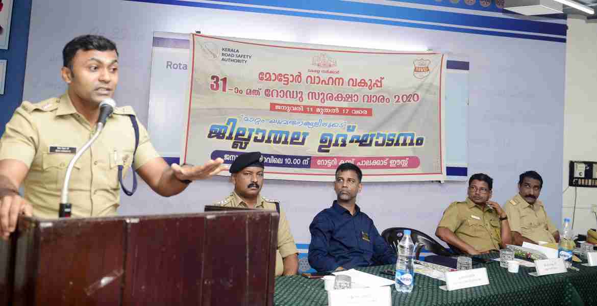  റോഡ് സുരക്ഷാ വാരാചരണം ജില്ലാതല ഉദ്ഘാടനം ജില്ലാ പോലീസ് മേധാവി ജി ശിവവിക്രം നിര്‍വഹിക്കുന്നു.
