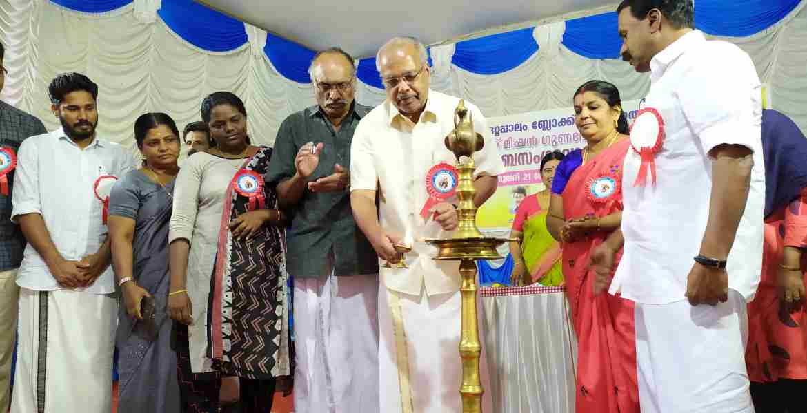 ഒറ്റപ്പാലം ബ്ലോക്ക് പഞ്ചായത്തില്‍ സംഘടിപ്പിച്ച ലൈഫ് മിഷന്‍ ഗുണഭോക്താക്കളുടെ കുടുംബസംഗമവും അദാലത്തും പി. ഉണ്ണി എം.എല്‍.എ ഉദ്ഘാടനം ചെയ്യുന്നു.