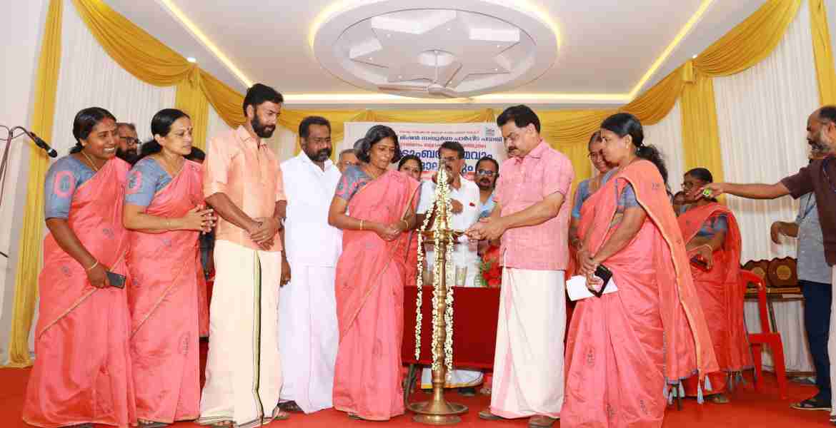 കുഴല്‍മന്ദം ബ്ലോക്ക് പഞ്ചായത്ത് ലൈഫ് മിഷന്‍ ഗുണഭോക്താക്കളുടെ കുടുംബസംഗമവും അദാലത്തും കെ ഡി പ്രസേനന്‍ എം.എല്‍.എ ഉദ്ഘാടനം ചെയ്യുന്നു