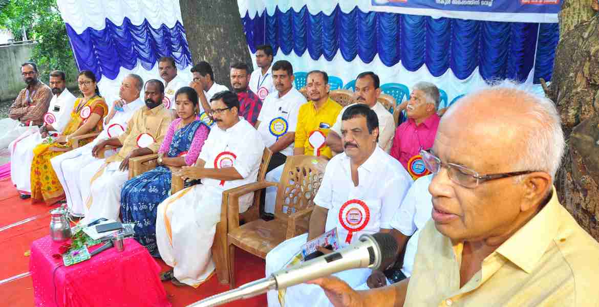  കൊടുവായൂര്‍ ഗവ. ഹയര്‍ സെക്കന്‍ഡറി സ്‌കൂളില്‍ നടന്ന 'വിജയോത്സവം' സ്വര്‍ണപ്പതക്ക വിതരണോദ്ഘാടനം ജലവിഭവവകുപ്പ് മന്ത്രി കെ.കൃഷ്ണന്‍കുട്ടി നിര്‍വഹിക്കുന്നു.