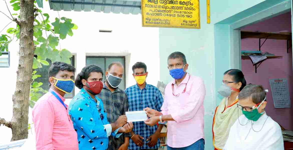  ഒറ്റപ്പാലം മുണ്ടക്കോട്ടുക്കുറിശ്ശി പ്രണവം ആര്‍ട്‌സ് ആന്‍ഡ് സ്‌പോര്‍ട്‌സ് ക്ലബ് ഭാരവാഹികള്‍ സ്വരൂപിച്ച 25000 രൂപ മുഖ്യമന്ത്രിയുടെ ദുരിതാശ്വാസ നിധിയിലേക്ക് നല്‍കാനായി ജില്ലാ യൂത്ത് പ്രോഗ്രാം ഓഫീസര്‍ എം.എസ് ശങ്കറിന് കൈമാറുന്നു. 
