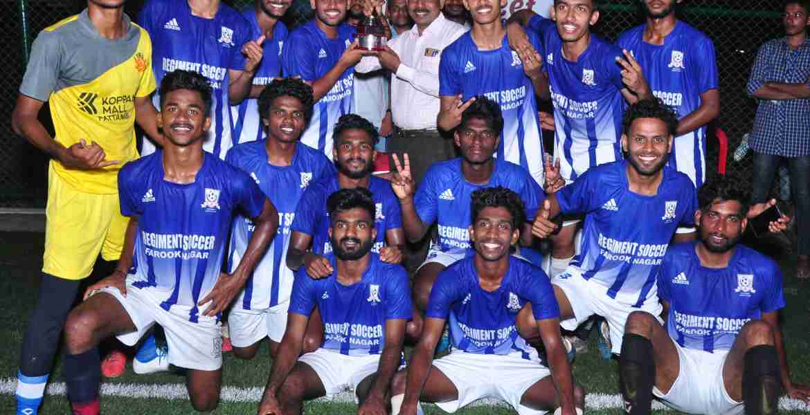 നെഹ്‌റു യുവകേന്ദ്ര ആഭിമുഖ്യത്തില്‍ സംഘടിപ്പിച്ച ജില്ലാതല കായിക മേളയില്‍ ഫുട്‌ബോള്‍ ചാമ്പ്യന്‍മാരായ കൈപ്പുറം റജിമെന്റ് ക്ലബ് ടീം.