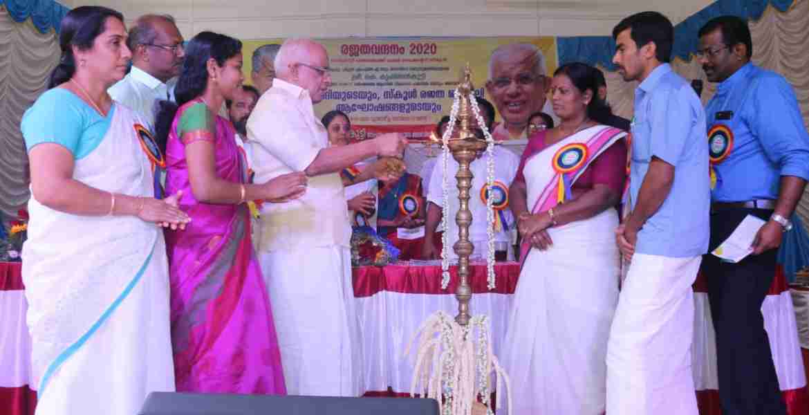 പെരുമാട്ടി പഞ്ചായത്ത് ഹയര്‍ സെക്കന്‍ഡറി സ്‌കൂള്‍ രജത ജൂബിലി ആഘോഷം ജലവിഭവ വകുപ്പ് മന്ത്രി കെ കൃഷ്ണന്‍കുട്ടി  ഉദ്ഘാടനം ചെയ്യുന്നു