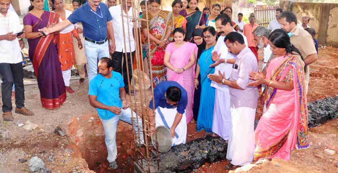 നെന്മാറ സാമൂഹികാരോഗ്യ കേന്ദ്രത്തില്‍ വനിതാകാന്റീനിന്റെയും മുലയൂട്ടല്‍ കേന്ദ്രത്തിന്റെയും പ്രവര്‍ത്തനോദ്ഘാടനം കെ.ബാബു എം.എല്‍.എ. നിര്‍വഹിക്കുന്നു.