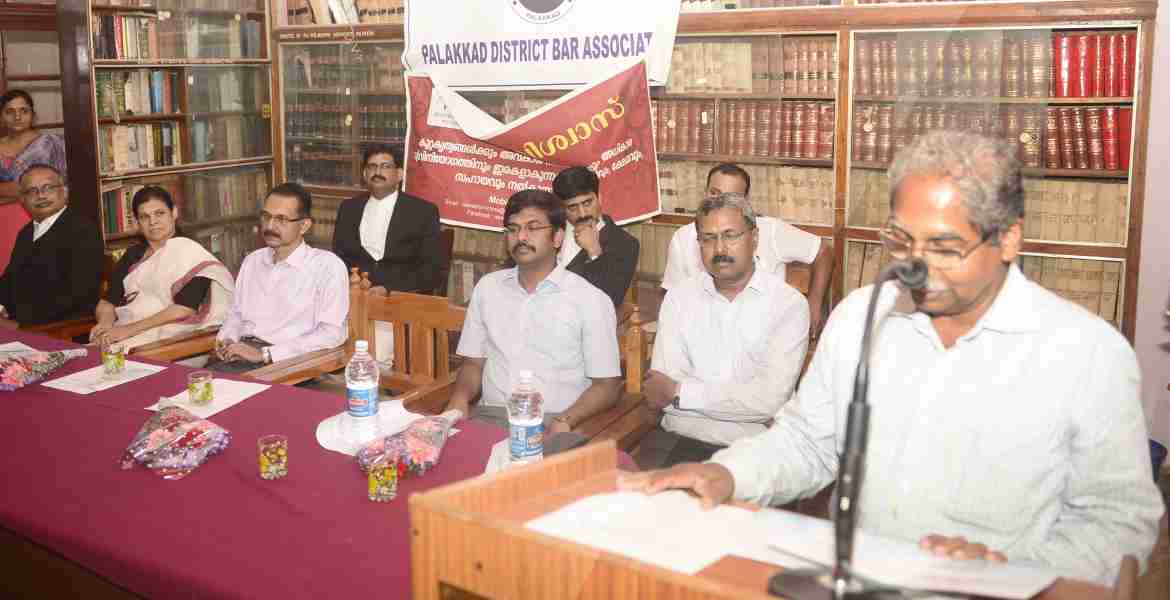 ജില്ലാ ബാര്‍ അസോസിയേഷന്‍ ഹാളില്‍ സംഘടിപ്പിച്ച പ്ലീ ബാര്‍ഗെയിനിങ് സെമിനാര്‍ മുന്‍ ഹൈക്കോടതി ജഡ്ജ് ജസ്റ്റിസ് ഏബ്രഹാം മാത്യൂ ഉദ്ഘാടനം ചെയ്ത് സംസാരിക്കുന്നു