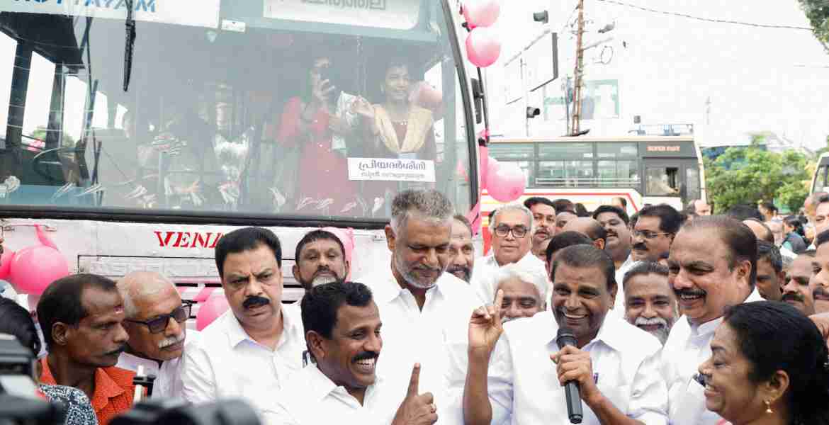 കെ.എസ്.ആര്‍.ടി.സി ഓര്‍ഡിനറി ബസുകളില്‍ സ്ത്രീകള്‍ക്ക്  സൗജന്യയാത്ര അനുവദിക്കുന്ന പ്രിയദര്‍ശിനി പദ്ധതിയുടെ ജില്ലാതല ഉദ്ഘാടനം   കോട്ടയം കെ.എസ്.ആര്‍.ടി.സി ഡിപ്പോ അങ്കണത്തില്‍ നിയമസഭാ സ്പീക്കര്‍ തിരുവഞ്ചൂര്‍ രാധാകൃഷ്ണന്‍  നിര്‍വഹിക്കുന്നു.