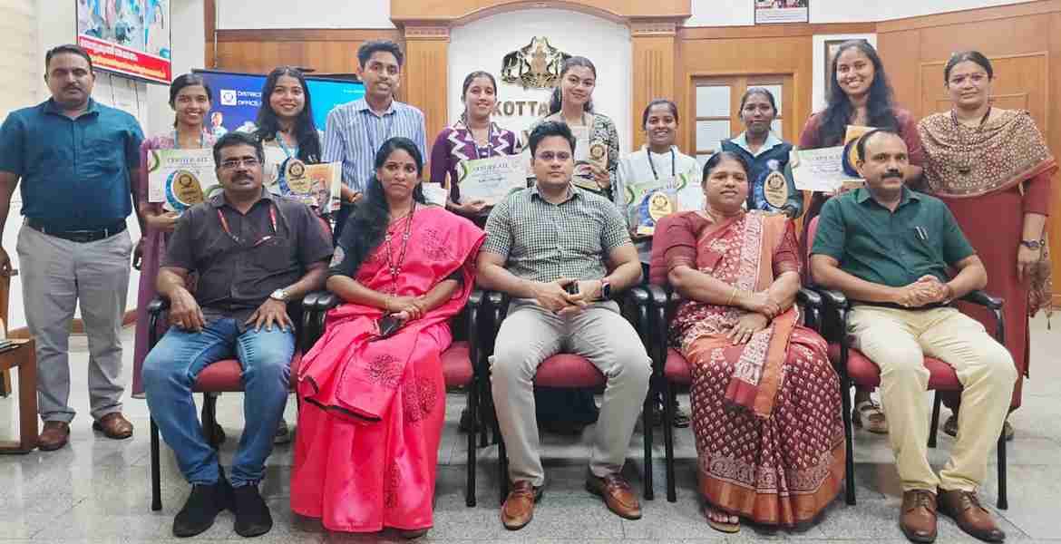 സെന്‍സസ് 2027ന്റെ പ്രചാരണത്തിനായി വിദ്യാര്‍ഥികള്‍ക്കായി നടത്തിയ ക്വിസ് മത്സരത്തിലെ വിജയികള്‍ ജില്ലാ കളക്ടര്‍ ചേതന്‍കുമാര്‍ മീണയ്‌ക്കൊപ്പം