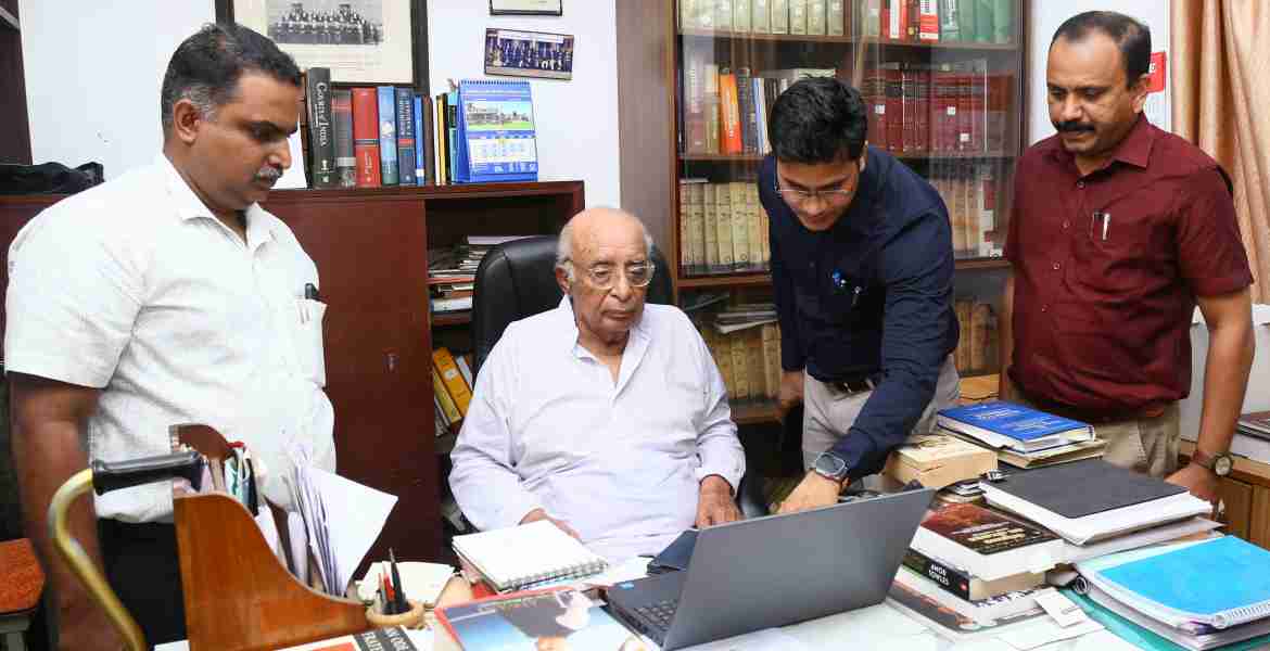 സുപ്രീം കോടതി മുന്‍ ജഡ്ജി ജസ്റ്റിസ് കെ.ടി. തോമസ് കോട്ടയത്തെ വീട്ടില്‍ പ്രിന്‍സിപ്പല്‍ സെന്‍സസ് ഓഫീസറായ ജില്ലാ കളക്ടര്‍ ചേതന്‍കുമാര്‍ മീണയുടെ സാന്നിധ്യത്തില്‍ സെന്‍സസിന്റെ സെല്‍ഫ് എന്യുമറേഷന്‍ നടത്തുന്നു. സെന്‍സസ് മാസ്റ്റര്‍ ട്രെയിനര്‍ എം.അരുണ്‍, അഡീഷണല്‍ ജില്ലാ സെന്‍സസ് ഓഫീസര്‍ പി.എ. അമാനത്ത് എന്നിവര്‍ സമീപം