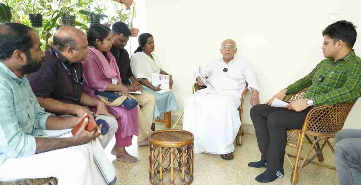 നവകേരളം സിറ്റിസൺ റെസ്പോൺസ് പ്രോഗ്രാമിന്റെ കോട്ടയം ജില്ലയിലെ ഭവനസന്ദർശനത്തിനു തുടക്കം കുറിച്ച് സുപ്രീം കോടതി മുൻ ജഡ്ജി ജസ്റ്റിസ് കെ.ടി. തോമസിന്റെ കോട്ടയം കഞ്ഞിക്കുഴിയിലെ വസതിയിൽ ജില്ലാ കളക്ടർ ചേതൻ കുമാർ മീണയുടെ സാന്നിധ്യത്തിൽ വിവരശേഖരണം നടത്തുന്നു.