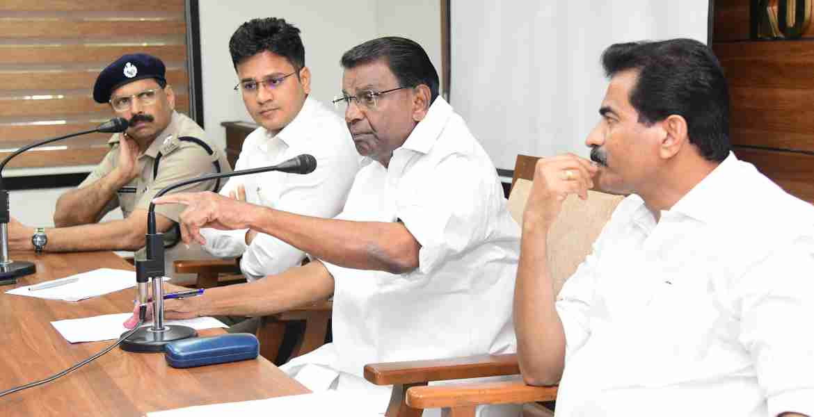 ജില്ലാതല ഓണാഘോഷ പരിപാടികളെക്കുറിച്ച് ആലോചിക്കുന്നതിന് കളക്ടറേറ്റില്‍ ചേര്‍ന്ന യോഗത്തില്‍ നിയമസഭാ സ്പീക്കര്‍ തിരുവഞ്ചൂര്‍ രാധാകൃഷ്ണന്‍ സംസാരിക്കുന്നു. നാട്ടകം സുരേഷ് എംഎല്‍എ, ജില്ലാ കളക്ടര്‍ ചേതന്‍കുമാര്‍ മീണ, ജില്ലാ പോലീസ് മേധാവി കെ.എം. സാബു മാത്യു എന്നിവര്‍ സമീപം