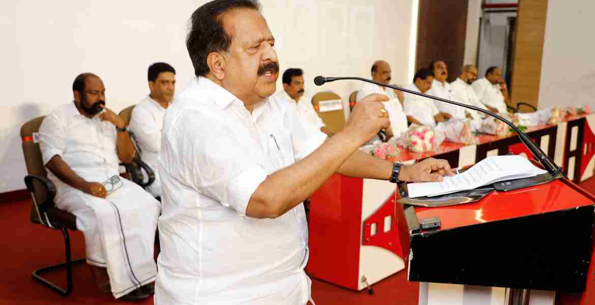 പാലാ ചാവറ പബ്ലിക് സ്‌കൂളിൽ നടന്ന ഓപ്പറേഷൻ തൂഫാൻ ലഹരി വിരുദ്ധ സദസ് ആഭ്യന്തര മന്ത്രി രമേശ് ചെന്നിത്തല ഉദ്ഘാടനം ചെയ്യുന്നു