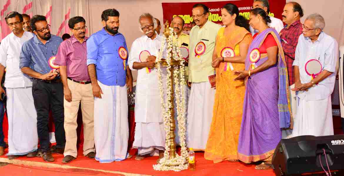 സംസ്ഥാന മ്യൂസിയം വകുപ്പ് കടന്നപ്പള്ളി-പാണപ്പുഴ പഞ്ചായത്തിലെ ചന്തപ്പുരയില്‍ നിര്‍മ്മിക്കുന്ന തെയ്യം മ്യൂസിയത്തിന്റെ ശിലാസ്ഥാപനം മന്ത്രി രാമചന്ദ്രന്‍ കടന്നപ്പള്ളി നിര്‍വഹിക്കുന്നു