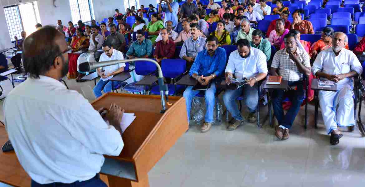 ഹരിതകേരള മിഷന്‍, ശുചിത്വമിഷന്‍ എന്നിവരുടെ സംയുക്താഭിമുഖ്യത്തില്‍ നടന്ന ശുചിത്വ മികവ് 2019 മാതൃകകളുടെ അവതരണം ജൈവവൈവിധ്യ ബോർഡ് അംഗം കെ വി ഗോവിന്ദൻ ഉദ്ഘാടനം ചെയ്യുന്നു  