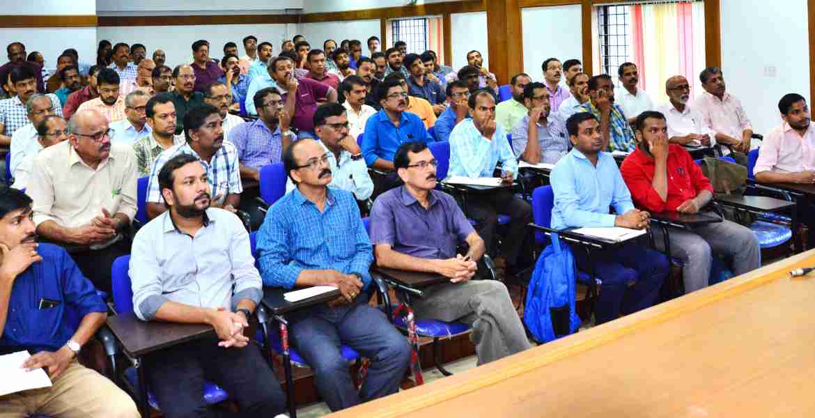  ലോക്‌സഭ തെരഞ്ഞെടുപ്പിന്റെ വോട്ടെണ്ണലുമായി ബന്ധപ്പെട്ട് കണ്ണൂര്‍ ലോക്‌സഭ മണ്ഡലത്തിലെ ഉദ്യോഗസ്ഥര്‍ക്ക് പരിശീലനം സംഘടിപ്പിച്ചു ജൂനിയര്‍ സൂപ്രണ്ട് പി പ്രേംരാജ് ക്ലാസുകള്‍ കൈകാര്യം ചെയ്യുന്നു 
