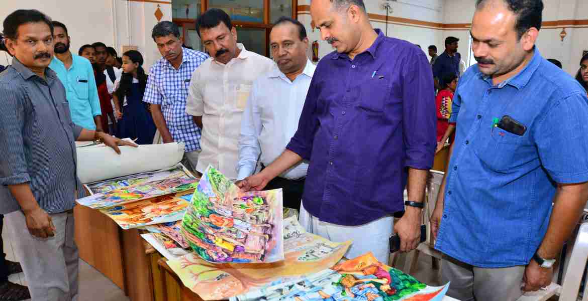 ലോക മണ്ണ് ദിനാഘോഷത്തിന്റെ ഭാഗമായി മണ്ണ് സംരക്ഷണ വകുപ്പ് സംഘടിപ്പിച്ച ചിത്രരചനാ മത്സരത്തില്‍ കുട്ടികള്‍ വരച്ച ചിത്രങ്ങള്‍ ജില്ലാ പഞ്ചായത്ത് പ്രസിഡണ്ട് കെ വി സുമേഷ് നോക്കിക്കാണുന്നു