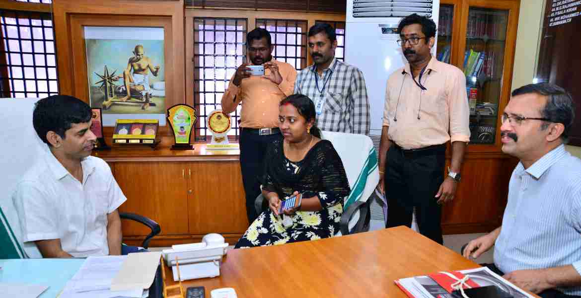 സാമ്പത്തിക വിവര ശേഖരണം ജില്ലാതല ഉദ്ഘാടനം ജില്ലാ കളക്ടർ ടിവി സുഭാഷ് വിവരങ്ങൾ നൽകി നിർവഹിക്കുന്നു