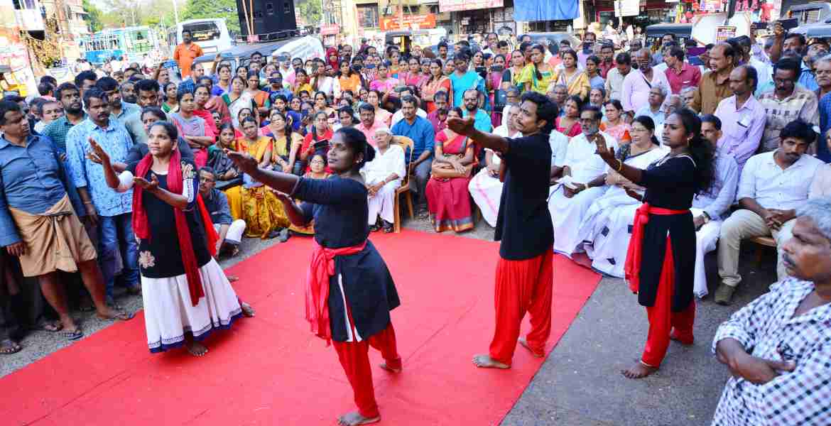 "ഇന്ത്യ എന്ന റിപ്പബ്ലിക്" കലാജാഥക്ക് പഴയ ബസ്റ്റാന്റ് പരിസരത്ത് നൽകിയ സ്വീകരണം മേയർ സുമബാലകൃഷ്ണൻ ഉദ്ഘാടനം ചെയ്യുന്നു