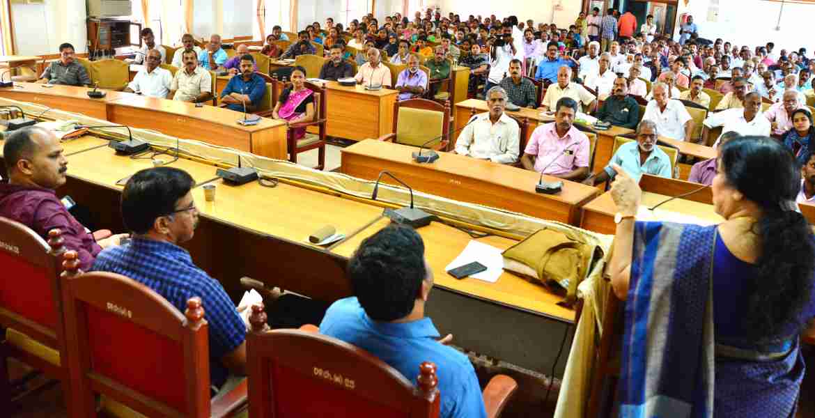 ജില്ലാ പഞ്ചായത്തിന്റെ 2019 -20 വാർഷിക പദ്ധതി ൽ പെടുത്തി നടപ്പാക്കുന്ന കതിരണിപ്പാടം  നെൽവയൽ വീണ്ടെടുക്കൽ ശില്പശാല പി.കെ ടീച്ചർ എം പി ഉദ്ഘാടനം ചെയ്യുന്നു