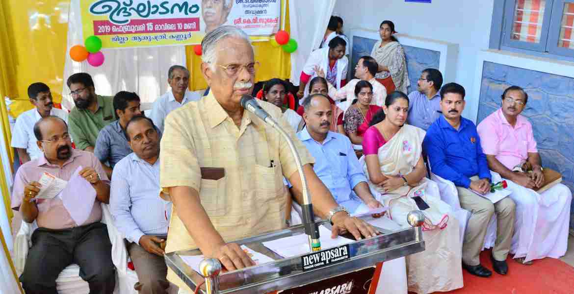 കണ്ണൂര്‍ ജില്ലാ പഞ്ചായത്തും സ്‌നേഹ ജ്യോതി കിഡ്‌നി വെല്‍ഫയര്‍ സൊസൈറ്റിയും  സംയുക്തമായി നടപ്പിലാക്കുന്ന കിഡ്‌നി മാറ്റി വച്ചര്‍ക്കുള്ള  സൗജന്യ മരുന്ന് വിതരണ പദ്ധതി ടി പത്മനാഭന്‍ ഉദ്ഘാടനം ചെയ്യുന്നു