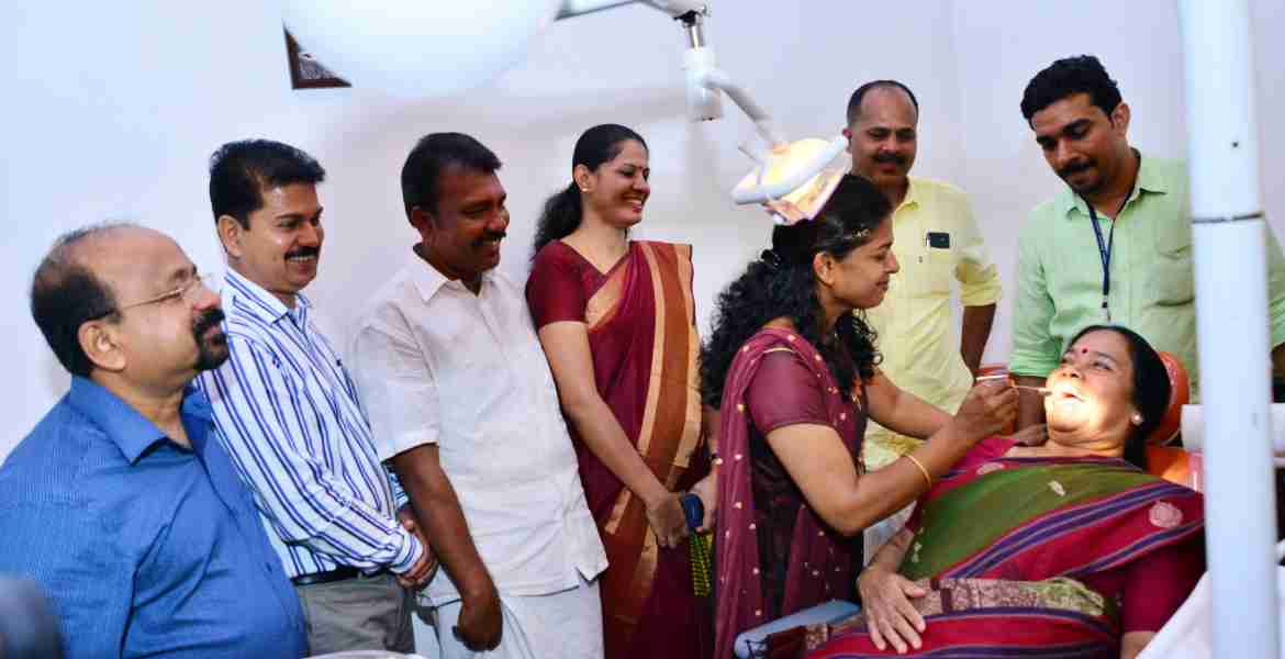 കണ്ണൂർ ജില്ലാ ആശുപത്രി ദന്ത വിഭാഗത്തിൽ ആരംഭിച്ച ആധുനിക ഡെന്റൽ ഇംപ്ലാൻറ്, ലേസർ ക്ലിനിക് പി.കെ ശ്രീമതി ടീച്ചർ എം.പി ഉദ്ഘാടനം  ചെയ്യുന്നു 