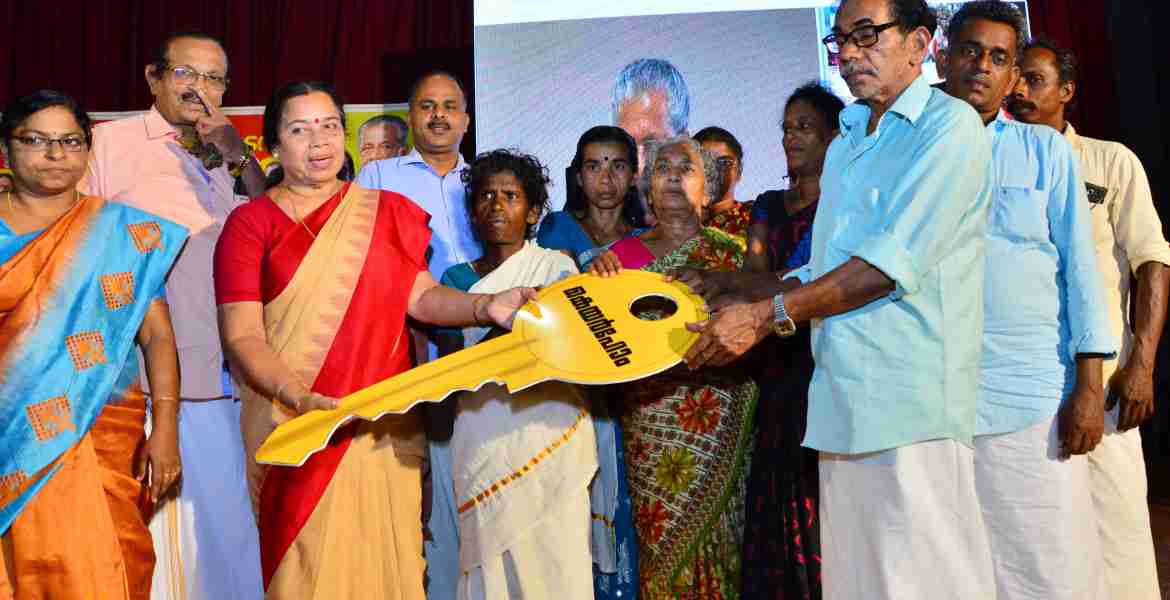 പ്രളയ ദുരന്തത്തില്‍ വീട് നഷ്ടപ്പെട്ടവര്‍ക്കായി സഹകരണ വകുപ്പ് വീട് നിര്‍മ്മിച്ചു നല്‍കുന്ന കെയര്‍ഹോം പദ്ധതിയുടെ സംസ്ഥാന തല ഉദ്ഘാടനത്തിന്റെ ഭാഗമായി നടന്ന കണ്ണൂര്‍ ജില്ലയിലെ വീടുകളുടെ താക്കോല്‍ദാനം പി.കെ. ശ്രീമതി ടീച്ചര്‍ എം.പി. നിര്‍വഹിക്കുന്നു