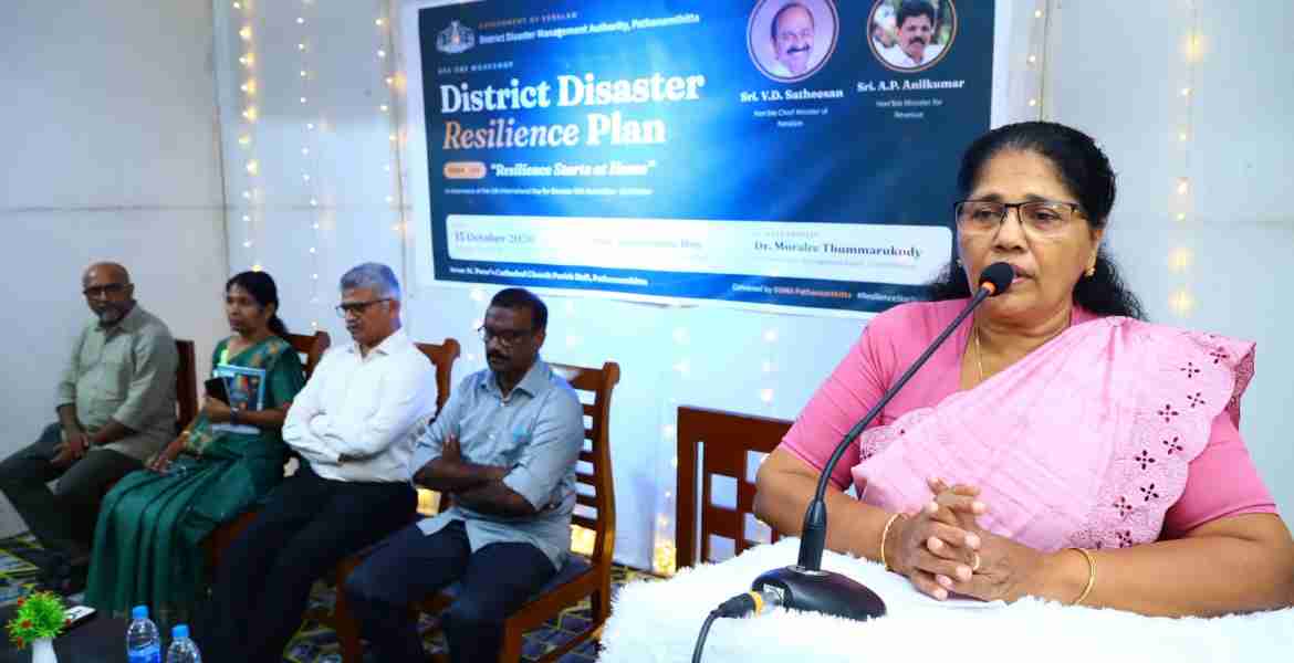 ജില്ലാ ദുരന്തനിവാരണ അതോറിറ്റിയുടെ നേതൃത്വത്തില്‍ ജില്ലാ ദുരന്ത പ്രതിരോധശേഷി പദ്ധതി തയ്യാറാക്കുന്നതിന്റെ ഭാഗമായി പത്തനംതിട്ട സെന്റ് പീറ്റേഴ്‌സ് കത്തീഡ്രല്‍ ചര്‍ച്ച് പാരിഷ് ഹാളില്‍ സംഘടിപ്പിച്ച ഏകദിന ശില്പശാല ജില്ലാ പഞ്ചായത്ത് പ്രസിഡന്റ് ദീനാമ്മ റോയി ഉദ്ഘാടനം ചെയ്യുന്നു