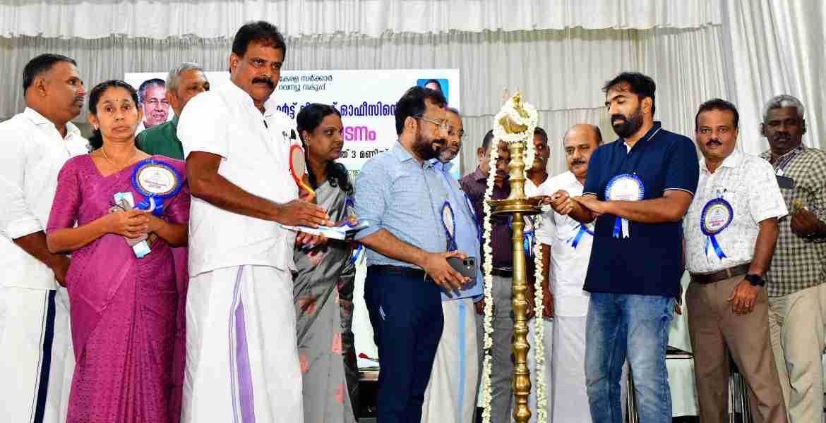 അയർക്കുന്നം സ്മാർട്ട് വില്ലേജ് ഓഫീസിന്റെ നിർമാണോദ്ഘാടനം റവന്യൂ- ഭവന-നിർമ്മാണ വകുപ്പ് മന്ത്രി കെ. രാജൻ ഓൺലൈനായി നിർവഹിക്കുന്നു. 