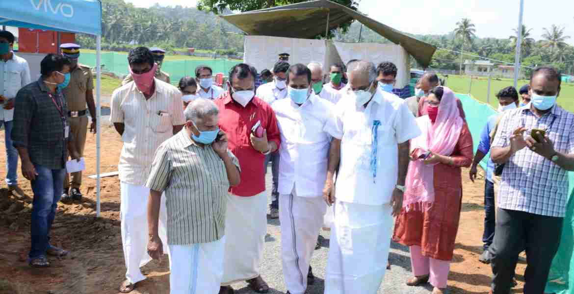 ഗതാഗത വകുപ്പ് മന്ത്രി എ.കെ.ശശീന്ദ്രന്‍ മുത്തങ്ങ കലൂര്‍ 67 ല്‍ താല്‍ക്കാലികമായി നിര്‍മ്മിച്ച മിനി ആരോഗ്യകേന്ദ്രം സന്ദര്‍ശിക്കുന്നു.