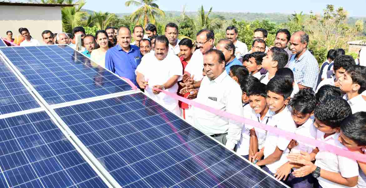 സ്‌കൂളുകളില്‍ ഗ്രിഡ് ബന്ധിത റൂഫ് ടോപ്പ് സോളാര്‍ പവര്‍ പദ്ധതി എയസൂര്‍ ഗവ. ഹയര്‍ സെക്കന്‍ഡറി സ്‌കൂളില്‍ മന്ത്രി ഇ പി ജയരാജന്‍ ഉദ്ഘാടനം ചെയ്യുന്നു