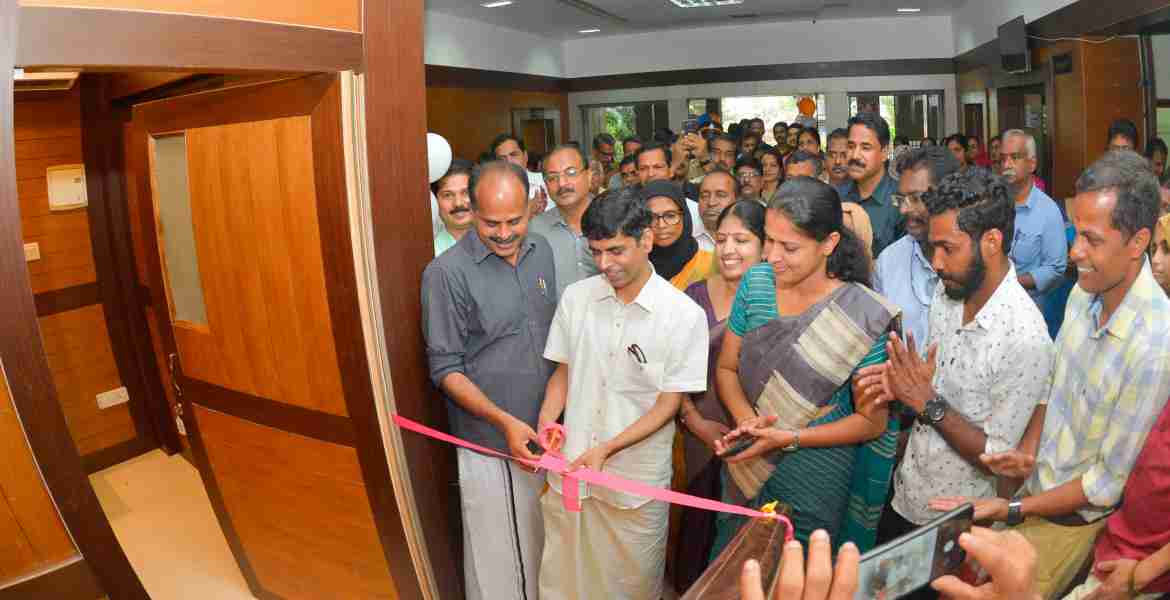 കണ്ണൂർ ജില്ലാപഞ്ചായത്തിന്റെ ‘അമ്മയ്ക്കൊരിടം ‘ മുലയൂട്ടൽ കേന്ദ്രത്തിന്റെ ഉദ്ഘാടനം കണ്ണൂർ കലക്ടറേറ്റിൽ ജില്ലാകലക്ടർ ടി.വി സുഭാഷ്‌ നിർവ്വഹിക്കുന്നു.
