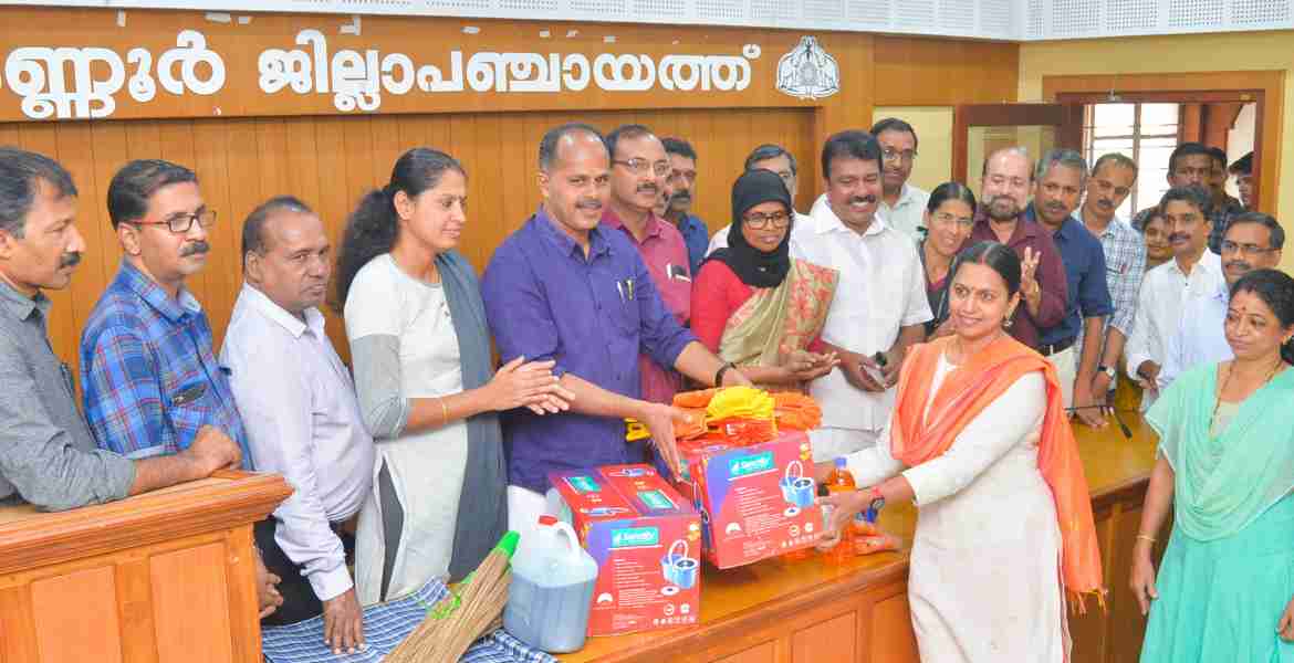 കണ്ണൂർ ജില്ലാപഞ്ചായത്ത്‌ നടപ്പിലാക്കുന്ന സ്ക്കൂളുകൾക്കുള്ള ക്ലീനിംഗ്‌ കിറ്റ്‌ വിതരണം ജില്ലാപഞ്ചായത്ത്‌ പ്രസിഡന്റ്‌ കെ.വി സുമേഷ്‌ നിർവ്വഹിക്കുന്നു.