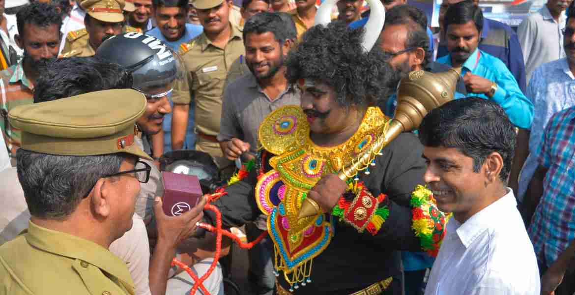റോഡ്‌ സുരക്ഷാ വാരാചരണം 2020ന്റെ ഭാഗമായി മോട്ടോർ വാഹന വകുപ്പ്‌, കണ്ണൂർ സംഘടിപ്പിച്ച “കാലന്റെ യാത്ര” പരിപാടി കണ്ണൂർ ജില്ല കലക്ടർ ടി.വി സുഭാഷ്‌ ഫ്ലാഗോഫ്‌ ചെയ്യുന്നു  