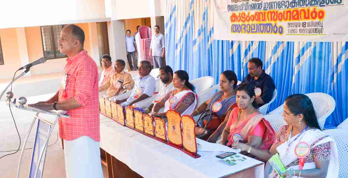 കുറുമാത്തൂർ ഗവ. സ്ക്കൂളിൽ നടന്ന തളിപ്പറമ്പ്‌ ബ്ലോക്ക്‌ പഞ്ചായത്ത്‌ ലൈഫ്‌ മിഷൻ ഗുണഭോക്താക്കളുടെ കുടുംബ സംഗമവും അദാലത്തും കണ്ണൂർ ജില്ലാപഞ്ചായത്ത്‌ പ്രസിഡന്റ്‌ കെ.വി സുമേഷ്‌ ഉദ്ഘാടനം ചെയ്ത്‌ സംസാരിക്കുന്നു  