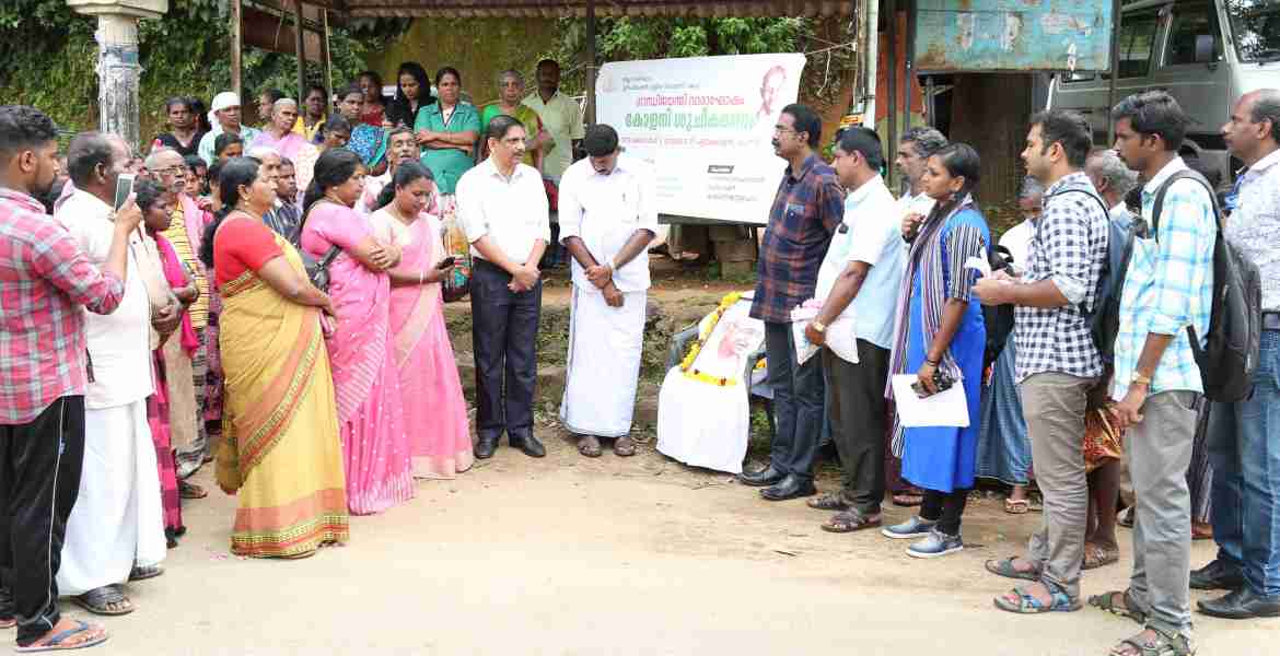 പൈനാവില്‍ നടന്ന ശുചീകരണ യജ്ഞത്തിന്റെ ഉദ്ഘാടനം  ജില്ലാ കളക്ടര്‍ എച്ച്.ദിനേശന്‍  നിര്‍വഹിച്ച് സംസാരിക്കുന്നു.