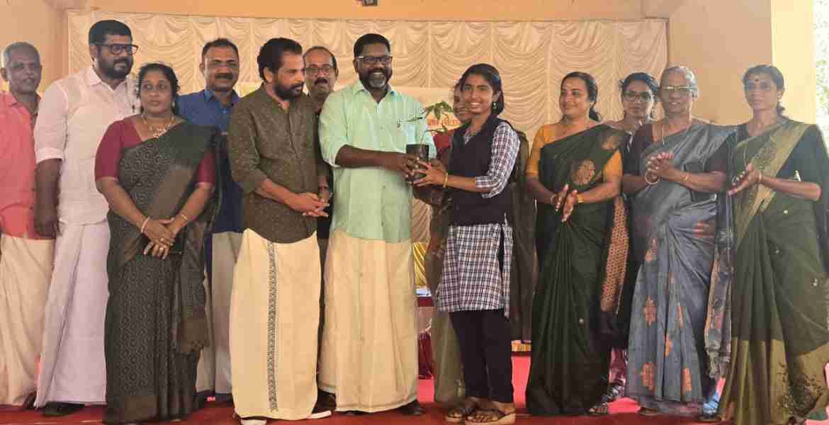 പന്തളം തെക്കേക്കര ഗ്രാമപഞ്ചായത്ത് സംഘടിപ്പിച്ച 'ചങ്ങാതിക്കൊരു മരം' പദ്ധതിയുടെ ഉദ്ഘാടനം എസ് കെ വി യു പി സ്‌കൂളില്‍ ഡെപ്യുട്ടി സ്പീക്കര്‍ ചിറ്റയം ഗോപകുമാര്‍ നിര്‍വഹിക്കുന്നു.