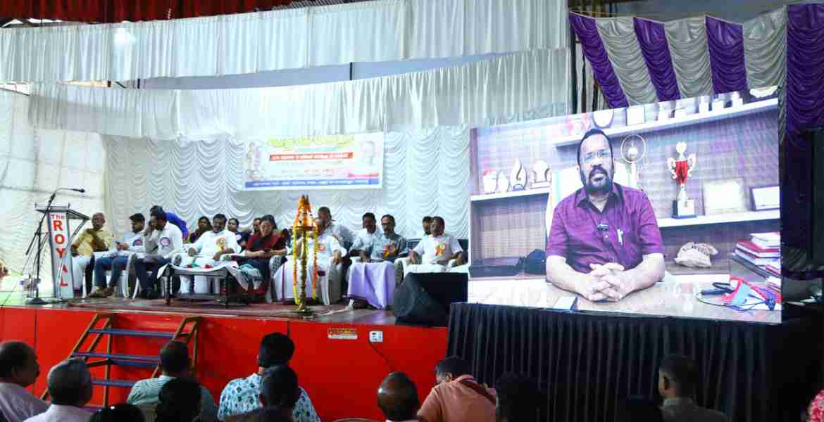 പത്തനംതിട്ട റോയല്‍ ഓഡിറ്റോറിയത്തില്‍ സംഘടിപ്പിച്ച ജില്ലാതല പട്ടയമേളയുടെ ഉദ്ഘാടനം റവന്യൂ വകുപ്പ് മന്ത്രി കെ രാജന്‍ ഓണ്‍ലൈനായി നിര്‍വഹിക്കുന്നു