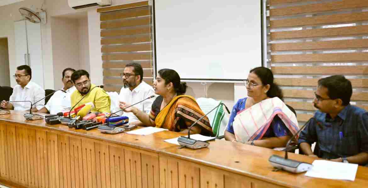 ജില്ലാതല ഓണാഘോഷവുമായി ബന്ധപ്പെട്ട് കലക്ടറേറ്റ്  കോൺഫറൻസ് ഹാളിൽ നടത്തിയ വാർത്താ സമ്മേളനം