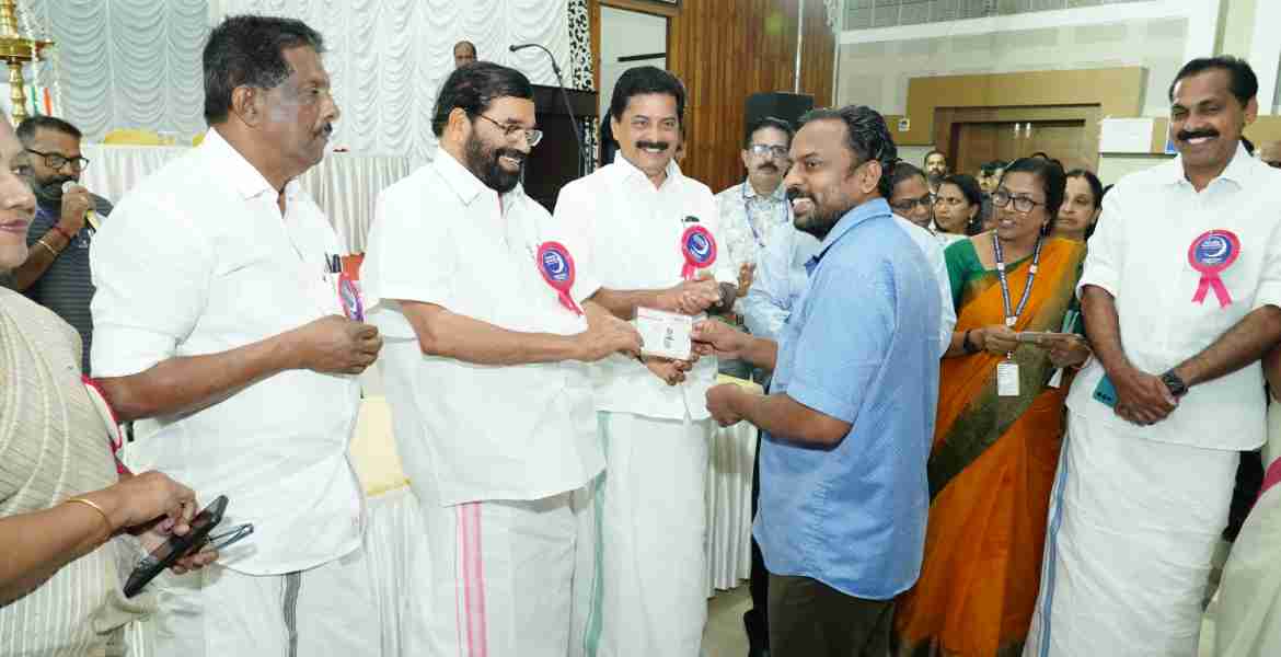 കരുതലും കൈത്താങ്ങും അദാലത്തിൽ മന്ത്രി വി.എൻ. വാസവൻ മുൻഗണന റേഷൻ കാർഡ് വിതരണം ചെയ്യുന്നു.  കരുതലും കൈത്താങ്ങും അദാലത്തിൽ മന്ത്രി റോഷി അഗസ്റ്റിൻ മുൻഗണന റേഷൻ കാർഡ് വിതരണം ചെയ്യുന്നു.