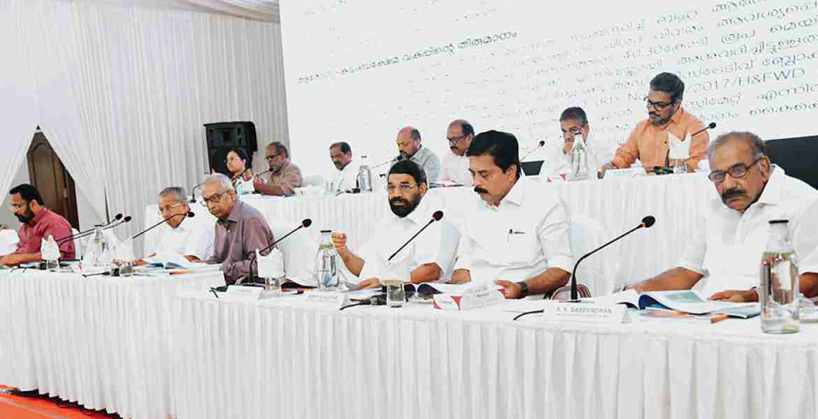 തെള്ളകം ഡിഎം കൺവെൻഷൻ സെന്ററിൽ ചേർന്ന എറണാകുളം, ഇടുക്കി, ആലപ്പുഴ, കോട്ടയം ജില്ലകളിലെ പദ്ധതികൾ സംബന്ധിച്ചു മുഖ്യമന്ത്രി പിണറായി വിജയന്റെ അധ്യക്ഷതയിൽ ചേർന്ന മേഖലാതല അവലോകനയോഗം. മന്ത്രിമാരായ കെ. രാജൻ, കെ. കൃഷ്ണൻകുട്ടി, റോഷി അഗസ്റ്റിൻ, എ.കെ. ശശീന്ദ്രൻ, വി.എൻ. വാസവൻ, പി. രാജീവ്, സജി ചെറിയാൻ, എം.ബി. രാജേഷ്, ഒ.ആർ. കേളു, പി. പ്രസാദ്, വീണാ ജോർജ്, ചീഫ് സെക്രട്ടറി ഡോ. എ. ജയതിലക് എന്നിവർ സമീപം. 