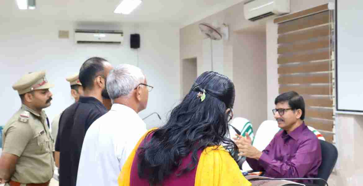 കലക്ടറേറ്റ് കോണ്‍ഫറന്‍സ് ഹാളില്‍ നടന്ന വിവരാവകാശ കമീഷന്‍ സിറ്റിങ്ങില്‍ സംസ്ഥാന വിവരാവകാശ കമീഷണര്‍ അഡ്വ. ടി കെ രാമകൃഷ്ണന്‍ പരാതികള്‍ കേള്‍ക്കുന്നു